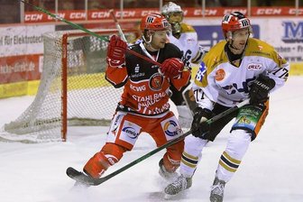 Topscorer hält dem Eispiraten-Team die Treue - Mathieu Lemay (links) stürmt weiter für die Eispiraten. 