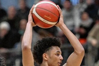 Topspiel-Wochenende in der Basketballstadt - Alles an einem Wochenende in der Basketballstadt Chemnitz: Der Nachwuchs der Niners um Brendan Gregori (links) empfängt Alba Berlin, die Chemcats um die überragende Spielerin Myah Taylor (Mitte) haben Heimspiel in Liga zwei und die Niners II um Malte Ziegenhagen (rechts) haben Topspiel gegen Bayreuth. 