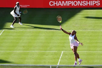 Topstar Serena Williams feiert Sieg bei Tennis-Comeback - Williams (r) meldete sich mit einem Sieg zurück.