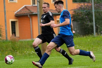 Tore am Fließband in den Testspielen: Auerswalder Kicker mit erster Niederlage in der Vorbereitung - Toni Nowack (l.) musste mit dem SV Wacker Auerswalde die erste Niederlage in der Saisonvorbereitung einstecken.