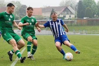 Torefestival in Mittweida: Germanias Youngster retten in Unterzahl einen Punkt - Schon in der 1. Halbzeit lagen die Mittweidaer, hier mit Nils Blumberg (r.), 2:0 vorn. Zum Schluss sorgten zwei Treffer in der Nachspielzeit immerhin für einen Punkt.