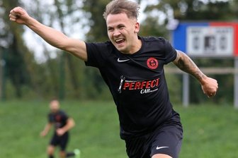 Torefestival und Jubel in Meerane - Tom Viehweger eröffnete in Meerane den Torreigen. Er traf in der 7. Minute per Kopf zum 1:0 und bejubelte seinen Treffer ausgelassen. Vier weitere ließen die Gastgeber folgen. 