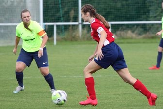 Torefestival zum Heimauftakt - Im Duell der Kapitäninnen erwischte die Zwickauerin Kristin Richter (rechts) gegen Kimberly Stegermaier den besseren Tag. Die DFC-Spielführerin war am Sonntag beim 8:0-Heimsieg zweimal selbst erfolgreich.