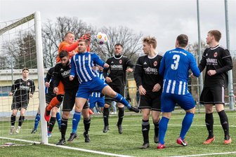 Toreflut am Schwanenteich: Germania Mittweida besiegt Fortuna Fortuna 6:4 - 45 Minuten Spiel auf ein Tor: Zunächst überrannte Mittweida die Langenauer fast. Hier scheitert Toni Hahn noch am Langenauer Tormann Pierre Schulze, später traf er zweimal. Langenaus Keeper musste in der 1. Halbzeit sechsmal hinter sich greifen und wurde zur Pause ausgewechselt.