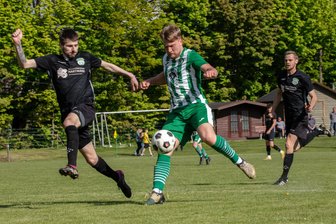 Torejagd zum Auftakt: Langhennersdorfer Fußballer trifft fünffach - TSV-Spieler Hans Rudolph (r.), hier in einem früheren Duell gegen den Lichtenberger Dominik Stehr, präsentiert sich aktuell in Torlaune.