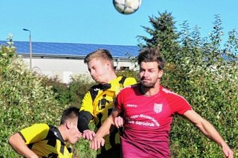 Torfabriken laufen auf Hochtouren - Augen zu und durch: Der Großwaltersdorfer Robin Lenke (r.) im Kopfballduell mit Altmittweidas Florian Dathe. 