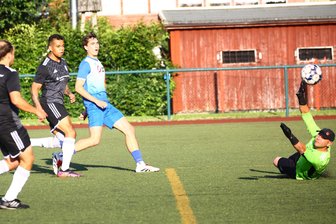 Torfestival im Erzgebirge - Torwart Nico Volte vom SV Crottendorf hatte gegen den VfB Annaberg viel Arbeit. Die Crottendorfer unterlagen den Kreisstädtern 9:2.