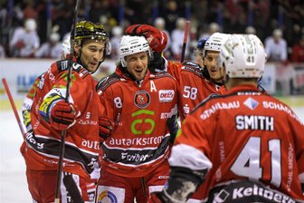 Torflaute bei den Eispiraten Crimmitschau: Wird das Top-Duo Tobias Lindberg und Colin Smith getrennt? - Tobias Lindberg (mit dem goldenen Helm) und Colin Smith (mit der Nummer 41) agieren meistens in einer Sturmreihe.