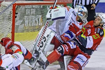 Torflaute bei Stürmer: Wann platzt bei Verbeek der Knoten? - Der kanadische Stürmer Hayden Verbeek (rechts) zeigt im Trikot der Eispiraten Crimmitschau zwar immer wieder seine Schnelligkeit. Zu selten allerdings landet bei seinen Aktionen der Puck im Tor der gegnerischen Teams - gegen Selb war es sogar Verbeek selber, der in Michael Bitzer rutschte. 