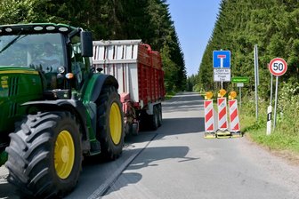 Torfstraße Hartmannsdorf: Gemeinde lässt weitere Abschnitte sanieren - Die Torfstraße durch den Hartmannsdorfer Forst ist wegen Bauarbeiten zurzeit gesperrt.