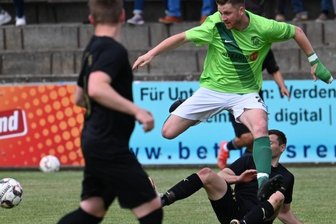 Torjäger enttäuscht vom FC Sachsen - Der Glauchauer Robin Hölzel (grünes Trikot) ist nicht nach Werdau gewechselt, sondern bleibt bei Rapid Chemnitz. 