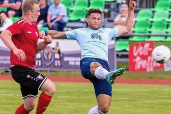 Torjägerkanone ein willkommener Trost - Mit seinem 23. Saisontor ließ Kevin Werner (rechts), hier zu sehen gegen die SG Dresden Striesen, Tony Schmidt (Laubegast/20) und Dawid Wieckiewitz (Oderwitz/19) in der Torjägerliste hinter sich.