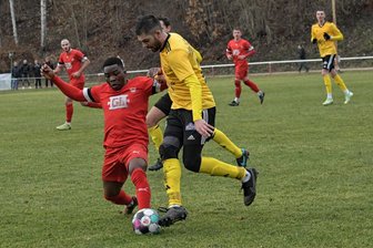 Torloser Rückrundenstart stellt Lößnitzer Trainer zufrieden – und er geht mit sich selbst ins Gericht - Der Lößnitzer Samiou Tchagbele (l.) und seine Teamkollegen trotzten dem Tabellenzweiten aus Rabenstein einen Zähler ab.