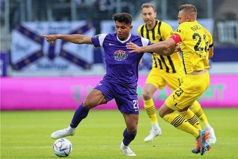Torreiches Remis zwischen Erzgebirge Aue und Dortmund II: Besong rettet die gute Laune - Paul-Philipp Besong (li.), hier im Zweikampf mit BVB-Kapitän Franz Pfanne, brachte den FCE mit 1:0 in Führung, besorgte später auch das 3:3.