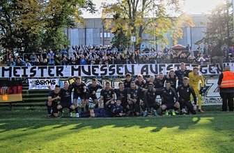 Torschütze Stagge lobt die CFC-Fans für ihre Unterstützung - Die CFC-Fans hatten nach Berlin eine Botschaft mitgebracht. Sie fordern das Aufstiegsrecht für alle Regionalligameister.