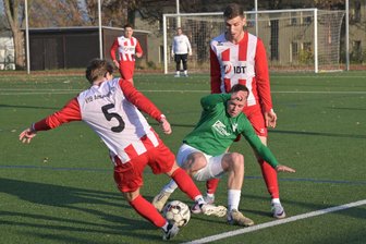 Torspektakel in Thalheim: Annaberger Fußballer sind nicht aufzuhalten - Duell der Torschützen: Lucas Walther(l.), der für den VfB doppelt traf, beharkt sich hier mit Thalheims Ian Schenker, der einen Treffer erzielte. Thomas Haase schaut zu.