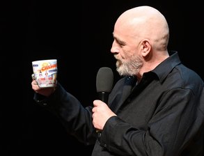 Kam mit Chemnitzer Souvenir-Kaffeetasse auf die Bühne und nahm zwischendurch sogar mal die typische Beanie-Mütze ab: Torsten Sträter bei seinem Auftritt am Montagabend in der Stadthalle Chemnitz. Foto: Wolfgang Schmidt