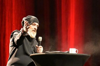 Torsten Sträter in Chemnitz: „Der größte Idiot im Raum“ begeistert die ausverkaufte Messe - Torsten Sträter letztes Jahr in der Sparkassen Arena in Zwickau. Für seine Chemnitzer Show erteilte sein Management keine Fotoerlaubnis.