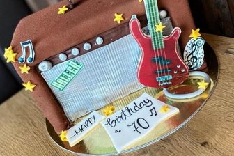 Torten mit Wow-Effekt: Frau Mehl und ihre süße Kunst - Die E-Gitarren-Torte.