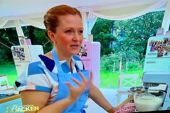 „Tortenfee“ aus dem Erzgebirge holt sich beim „Großen Backen“ zum zweiten Mal die rote Schürze - Es ist der Moment, in dem Sibylle Blei in der 4. Folge der Sendung "Das Große Backen" kurz erklärt, womit sie diesmal die Juroren überzeugen will.