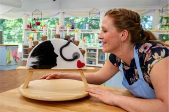 „Tortenfee“ aus dem Erzgebirge stellt sich vor Finale bei Sat.1-Show „Das große Backen“ neugierigen Fragen der Leser - Mit diesem Schwibbogenmotiv hatte sich die Medizinerin in Folge 1 vorgestellt.