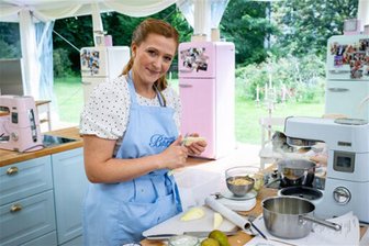 „Tortenfee“ aus dem Erzgebirge zieht ins Finale der Sat.1-Show „Das großen Backen“ ein - Nur ein kurzes freundliches Lächeln für den Fotografen, dann widmet sich Sibylle Blei schon wieder der Füllung ihres geheimnisvollen Turms, den sie unter anderem mit einer Schicht Birnen-Ragout füllt.