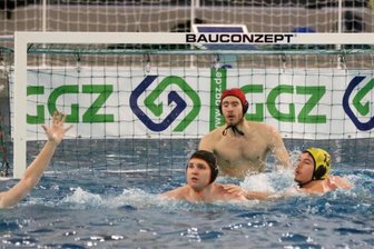 Torwart-Tor macht alles klar - Normalerweise ist Matthias Schädlich (rote Kappe) beim SV Zwickau 04 vor allem fürs Verhindern von Gegentoren zuständig. Gegen den SV Halle trug er sich nun aber schon zum zweiten Mal auch selbst in die Torschützenliste ein. Das Foto entstand bei einem früheren Ligaspiel in Zwickau. 