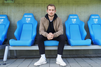 Torwarttrainer Paul Küas verlässt den Chemnitzer FC Richtung MLS - Paul Küas auf der Trainerbank im Stadion.