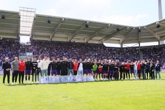 Tosender Applaus: Erzgebirge Aue verabschiedet Nazaraov und Co. - Vor dem Spiel wurden eine Reihe Spieler aus dem Verein verabschiedet.