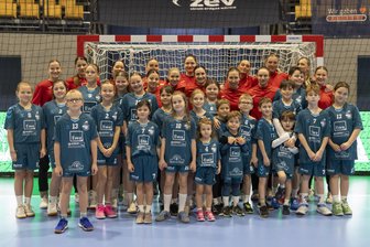 „Total aufregend“: So lässt der BSV Sachsen Zwickau die Talente der Region ganz nah ran an die Handball-Bundesliga - Die Handball-Talente der JSG Altenburger Land (vorn) haben den Bundesliga-Handballerinnen des BSV Sachsen Zwickau (hinten) am Samstag Glück gebracht.