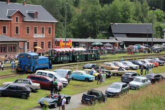 Total überfüllt: Organisatoren von Oldtimertreffen in Wilzschhaus müssen handeln - Einen großen Andrang gab es beim 9. Oldtimertreffen des Fördervereins Historische Westsächsische Eisenbahnen am Samstag am Bahnhof Schönheide Süd.
