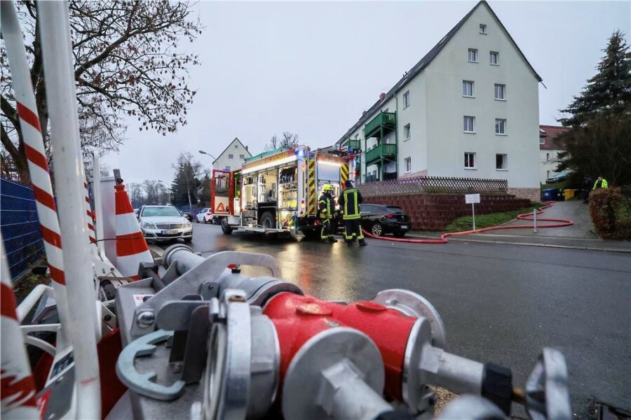 Total verqualmte Wohnung: Feuerwehr rettet Mann in Glauchau - In Glauchau retteten Feuerwehrleute am Samstagmorgen einen Mann aus einer total verrauchten Wohnung. 