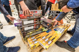 Totales Böllerverbot: Stadt im Erzgebirge untersagt Feuerwerk zu Silvester - Böller und Raketen sind in Boží Dar (Gottesgab) zu Silvester nicht erlaubt.