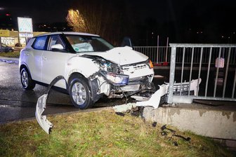 Totalschaden: Auto kollidiert im Erzgebirge mit Brückengeländer - Kein schöner Anblick: Am Wagen entstand Totalschaden.