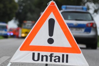 Totalschaden bei Unfall auf der A 72 im Vogtland - Die A 72 musste am Mittwochmorgen nach einem Unfall gesperrt werden.