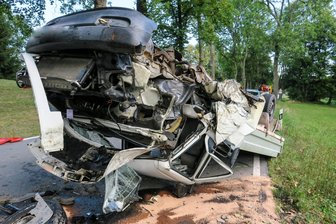 Totalschaden nach Kollision mit Baum -