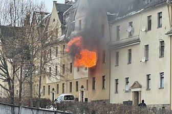 Tote bei Wohnungsbrand in Netzschkau - Der Wohnungsbrand in der Hohen Straße gegenüber Netto-Markt in Netzschkau war am Dienstag weithin sichtbar.