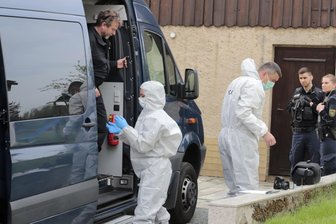 Tote Frau in Stollberg gefunden - Tatverdächtiger festgenommen - Kriminalisten sicherten am Montag Spuren am Tatort an der Hartensteiner Straße im Stollberger Ortsteil Raum.