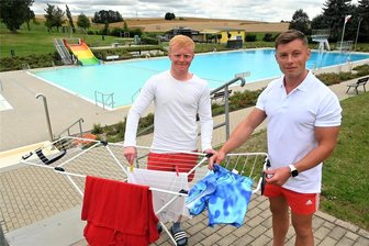 Tote Hose im Freibad? Wo die Mittelsachsen jetzt noch baden gehen - Auch diese Badehose trocknet wieder: Im Freibad Hainichen haben Betriebsleiter Ronny Müller (r.) und Azubi Anton Lunze auch zu tun, wenn nur wenige Badegäste kommen.