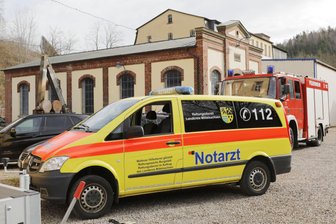 Tote in Fluss bei Penig gefunden - Im Zulauf des Wasserkraftwerks im Peniger Ortsteil Amerika ist die Leiche einer Frau gefunden worden.