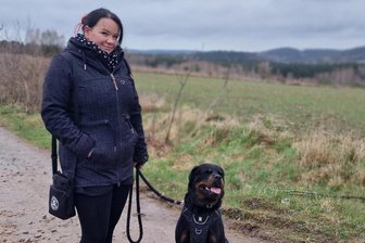 Tote Kaninchen auf Feld im Vogtland werfen Frage auf: Wie sind sie dahin gekommen? - Melanie Schricker mit Rottweiler Baal auf Gassi-Runde. Auf dem Feld an der Röthenbacher Straße hat der Hund sieben Kaninchen-Kadaver gefunden.