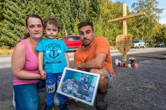 Tote Katze lässt Familie im Erzgebirge nicht ruhen: Polizei blitzt an Unfallstelle - Nachdem Katze Bella in Olbernhau überfahren wurde, stellten Nicole und Milan Malecha sowie Fabien Weiss (von links) ein Holzkreuz an der Straße auf. Nicht jeder Erzgebirger zeigte dafür Verständnis.
