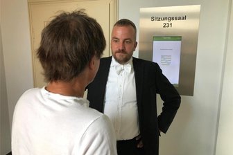 Tote Mutter in der Badewanne: Sohn aus Freiberg erneut vor Gericht - Der Beschuldigte im Rentenbetrugsprozess vor dem Landgericht Chemnitz mit seinem Anwalt Gerhard Rahn (r.).