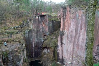 Tote Person aus Steinbruch am Rochlitzer Berg geborgen - Am Rochlitzer Berg war eine Person vom Gleisbergbruch etwa 30 Meter in die Tiefe gestürzt.