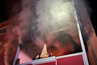 Tote Person nach Wohnungsbrand im Vogtland aufgefunden: Polizei ermittelt - Die Polizei ermittelt nach dem Fund einer toten Person