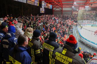 Totenstille im Sahnpark: Medizinischer Notfall bei Heimspiel der Eispiraten Crimmitschau - Oberhalb des Durchgangs zwischen Heine- und Attacke-Kurve gab es einen medizinischen Notfall.