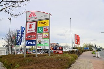 Toter auf Parkplatz im Erzgebirge entdeckt - Auf dem Parkplatz am Kaufland ist am Montagmorgen ein Toter gefunden worden.