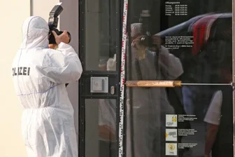 Toter in Zwickauer Bankfiliale: Anklage gegen vier Polizisten - Die Spurensicherung der Zwickauer Polizei im Juli 2015.