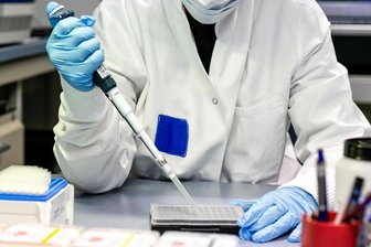 Toter lag bis zu 50 Jahre in Zwickauer Betonschacht: Polizei stößt bei DNA-Ermittlungen an ihre Grenzen - Eine Wissenschaftlerin des Landeskriminalamtes hantiert mit Proben. Im Zwickauer Fall ist nicht die DNA-Analyse das Problem, sondern der Abgleich mit den Datenbanken.