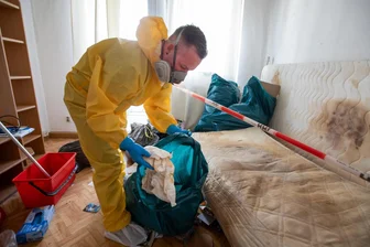 Toter lag vier Jahre in einer Wohnung: Was ein Tatortreiniger aus Plauen erlebt hat - Florian Fliegner (34) bei der Arbeit.